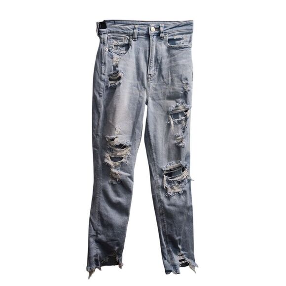American Eagle Light‎ Wash Distressed High Rise Mom Jeans Ripped Denim Size 2 - Picture 1 of 8